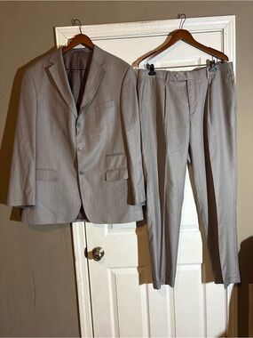 Men's Light Gray Two-Piece Suit - Classic Tailored Blazer & Trousers